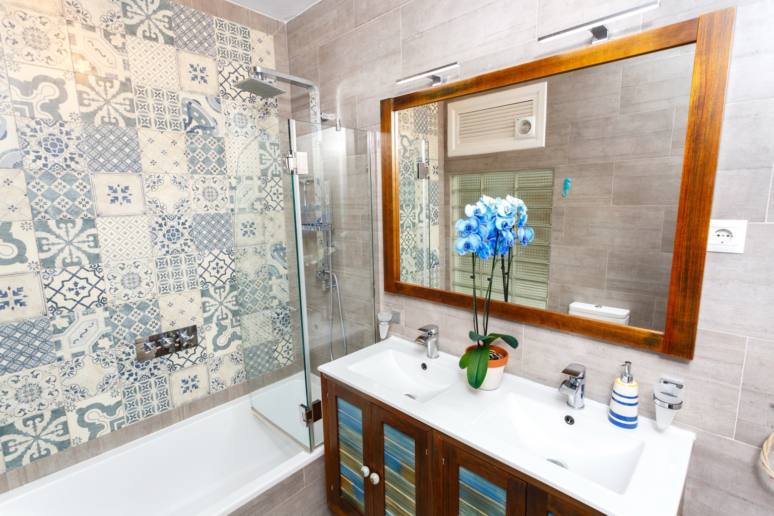 Main bathroom with double sink and bath-shower